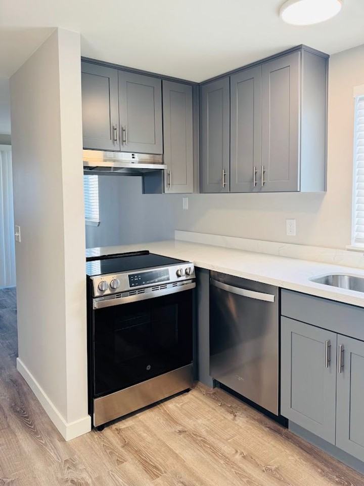 North Holland Apartments - Photo 3 of 24