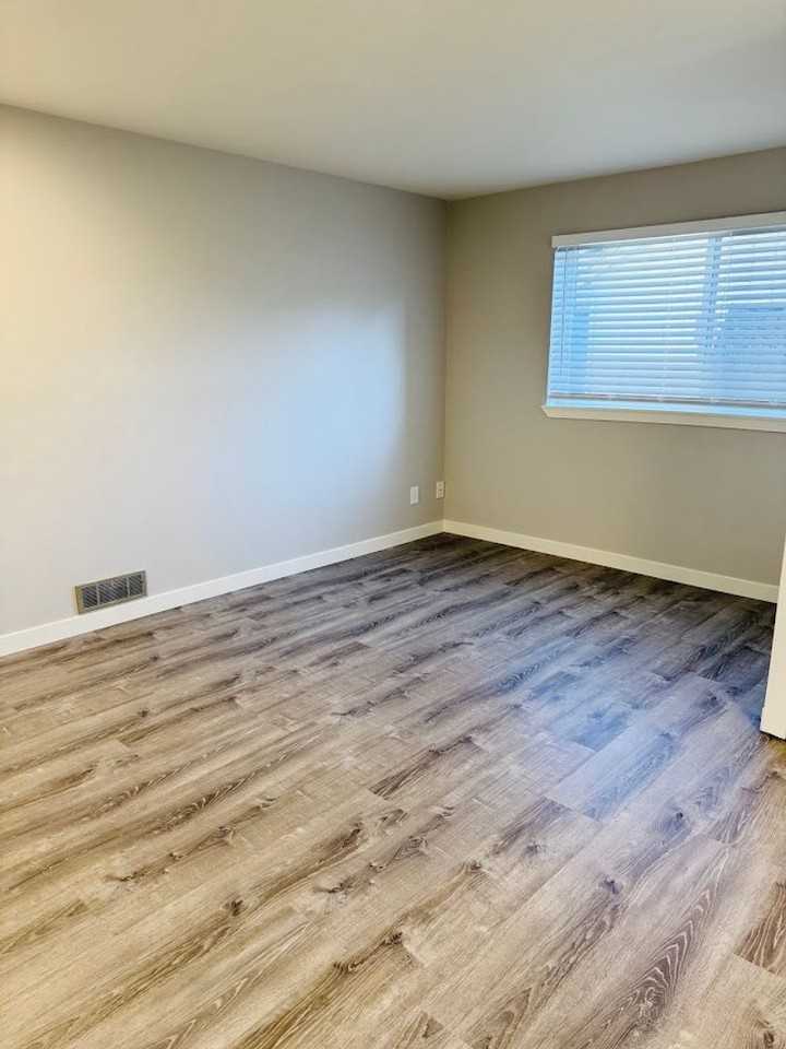 North Holland Apartments - Photo 6 of 24