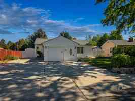 featured image of 652 Arbutus St