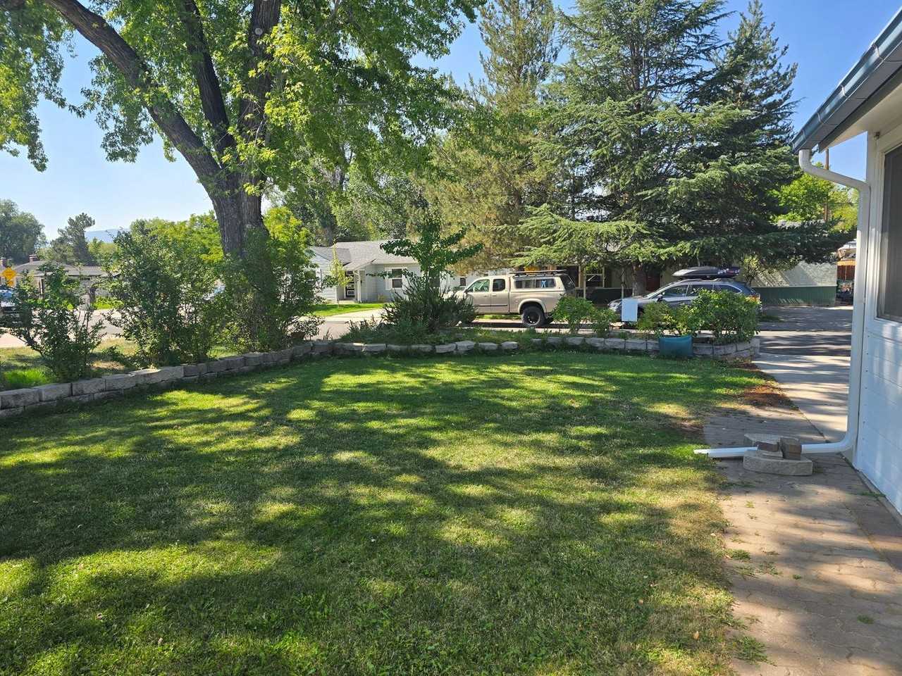 652 Arbutus St - Photo 3 of 17