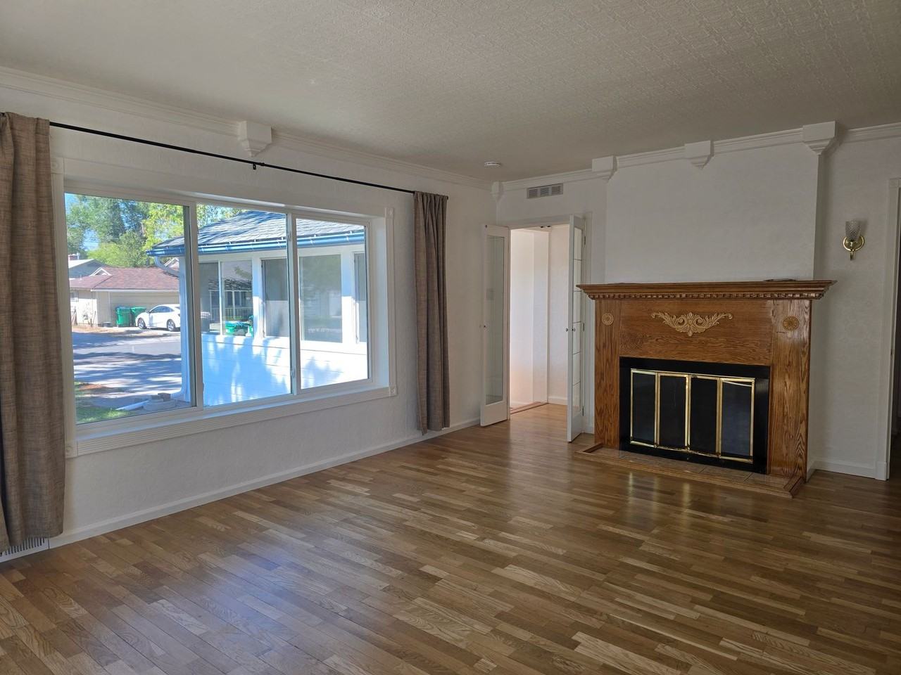 652 Arbutus St - Photo 4 of 17