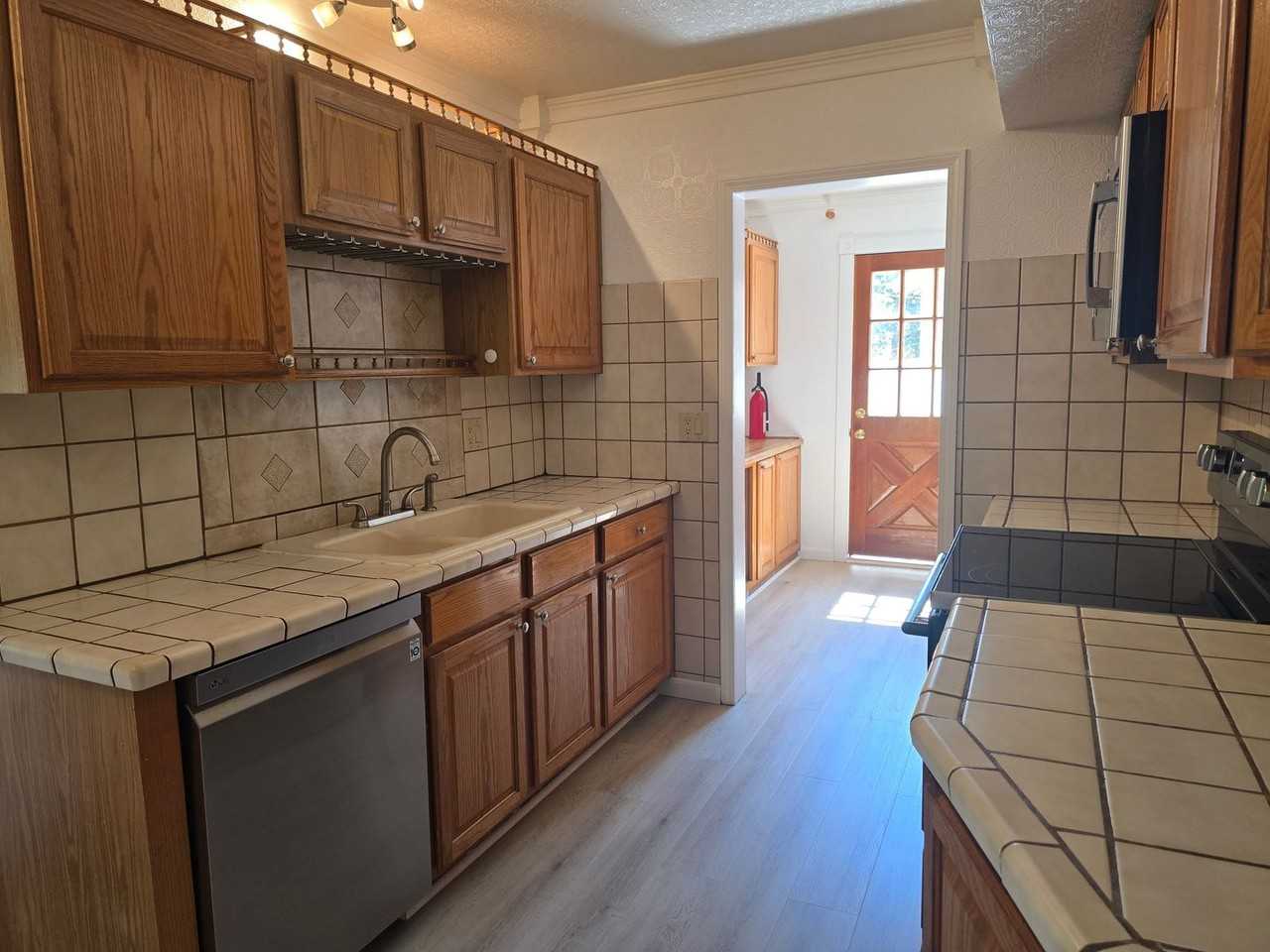 652 Arbutus St - Photo 5 of 17