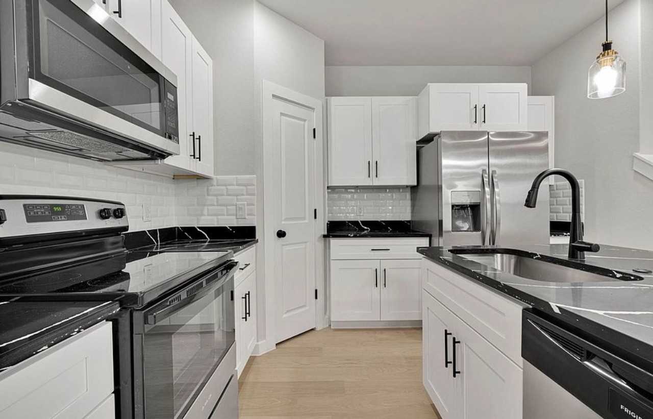 521 Dakota St - Photo 2 of 12