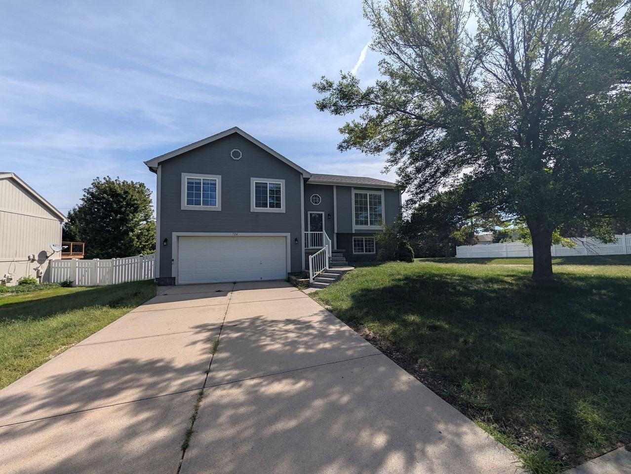 724 Clearwater Dr - Photo 2 of 33