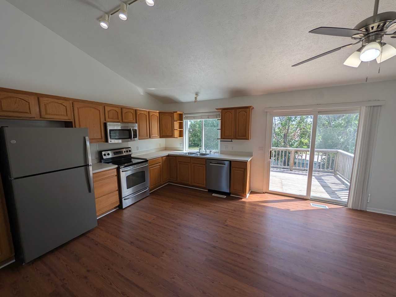 724 Clearwater Dr - Photo 5 of 33