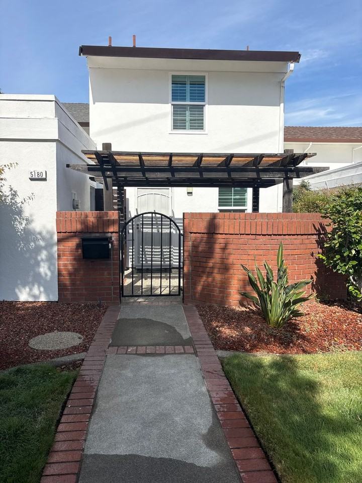 5180 Riverside Blvd - Photo 2 of 27