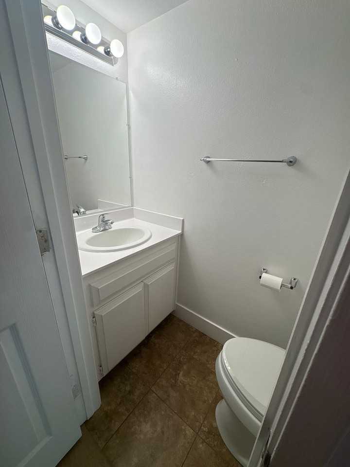 5180 Riverside Blvd - Photo 4 of 27