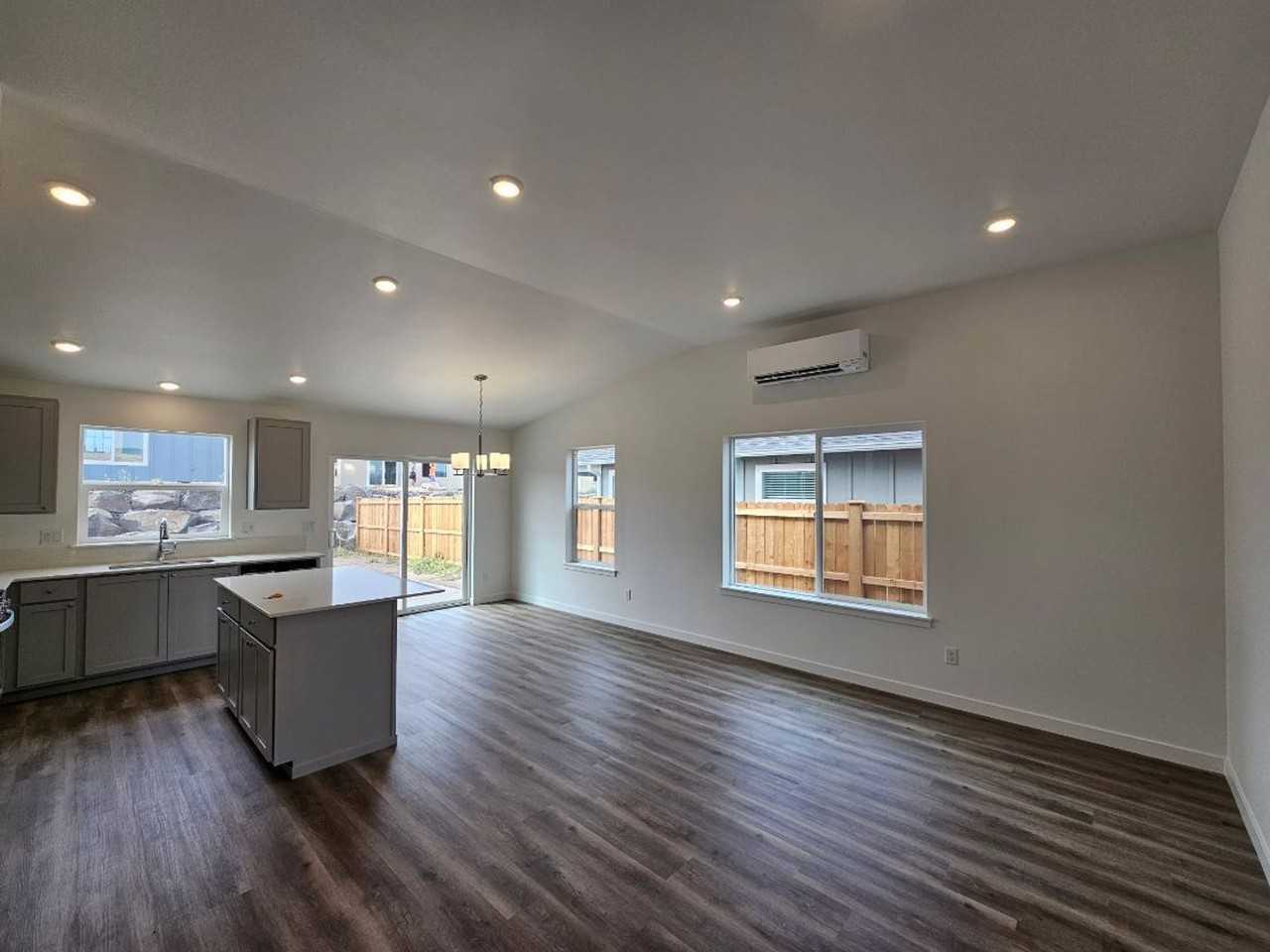 587 Ne Mitchell St - Photo 2 of 11