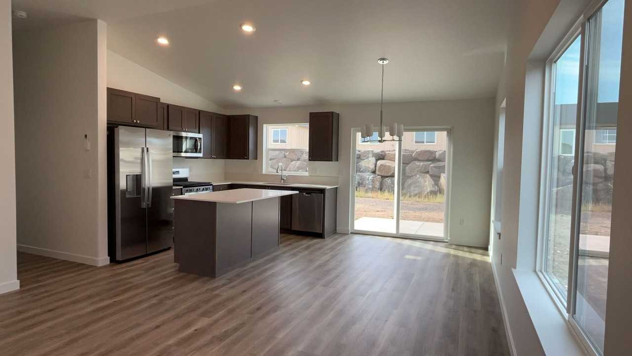 587 Ne Mitchell St - Photo 3 of 11