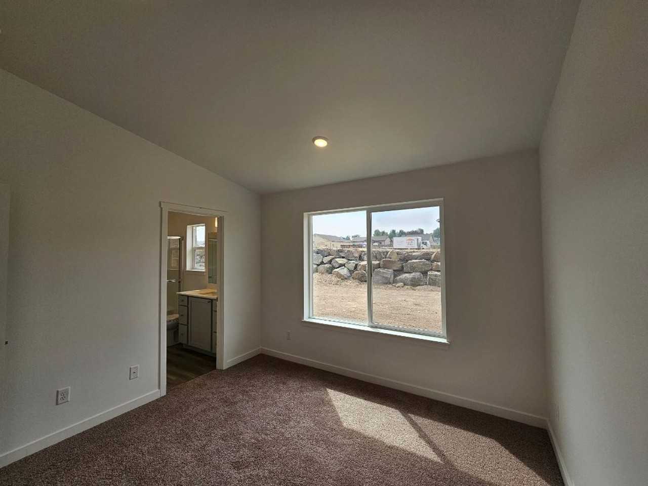 587 Ne Mitchell St - Photo 4 of 11