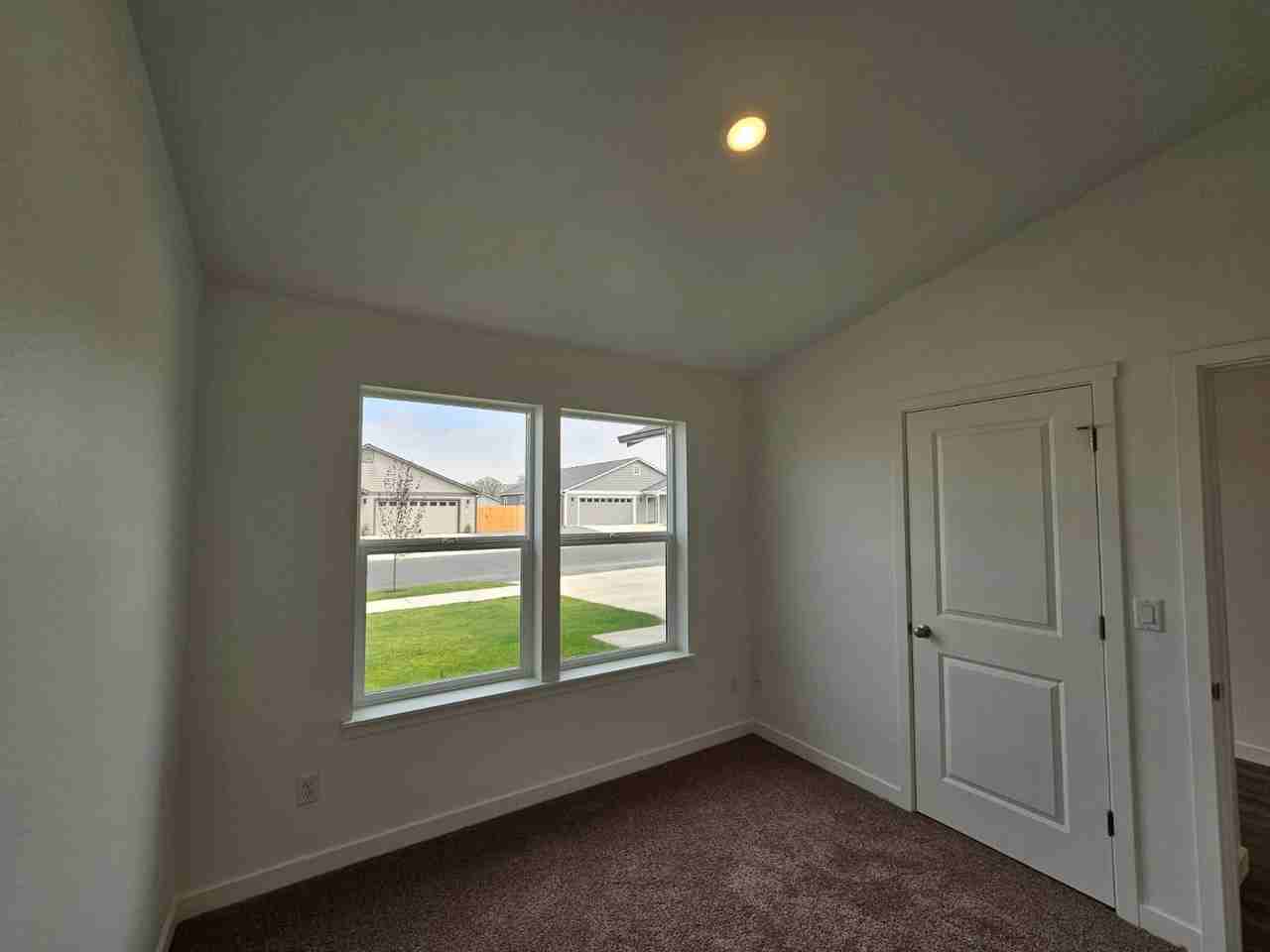 587 Ne Mitchell St - Photo 6 of 11