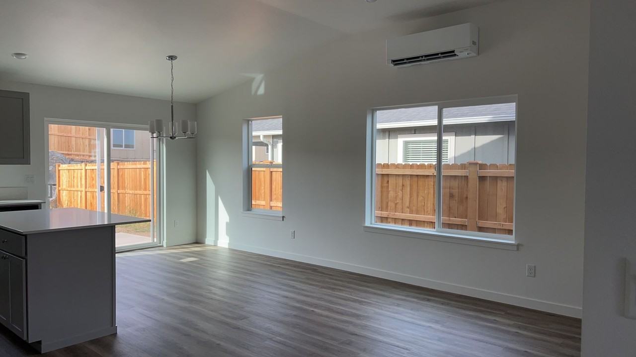 623 Ne Mitchell St - Photo 3 of 11
