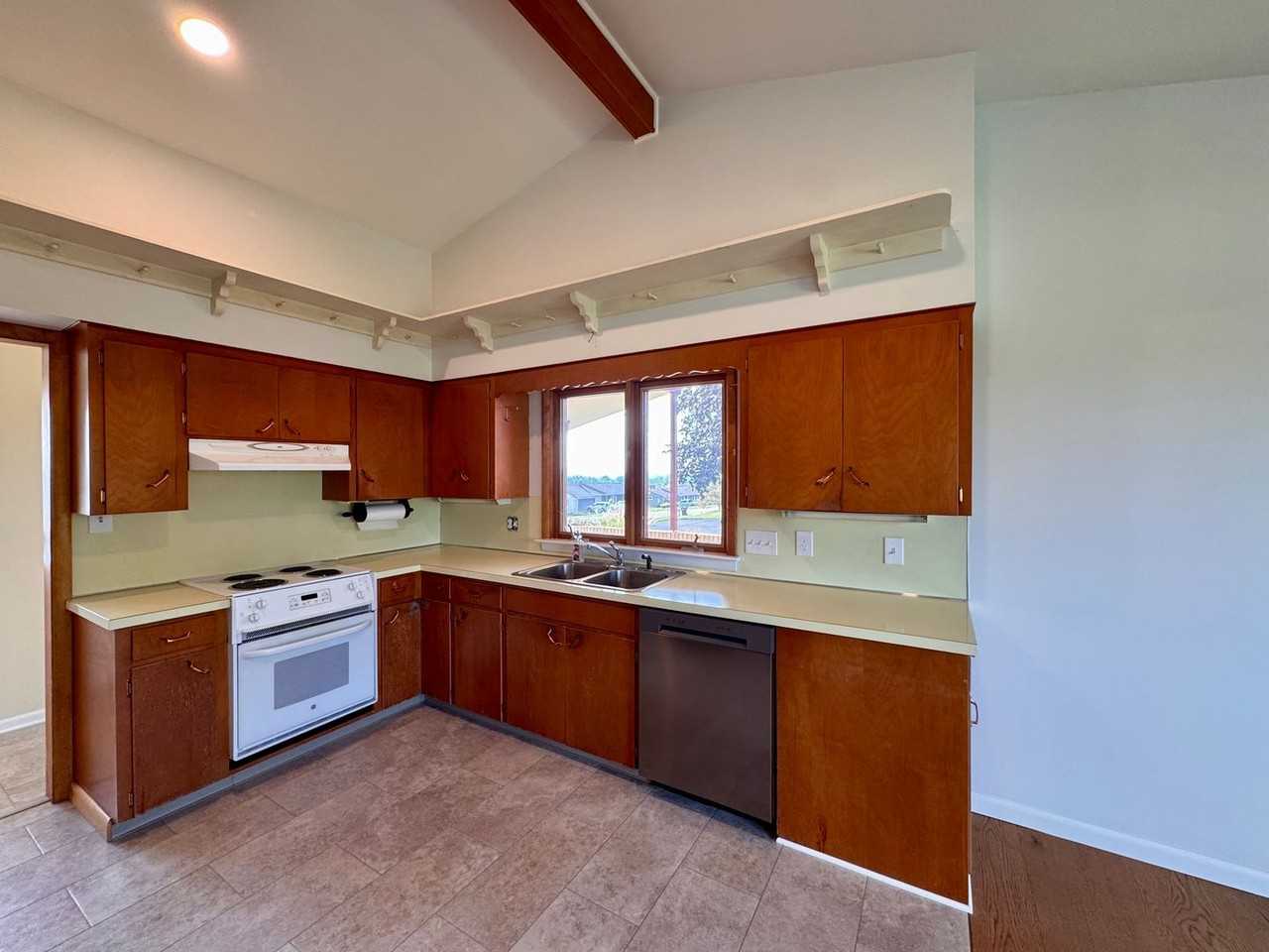 221 Grandview Dr - Photo 3 of 23