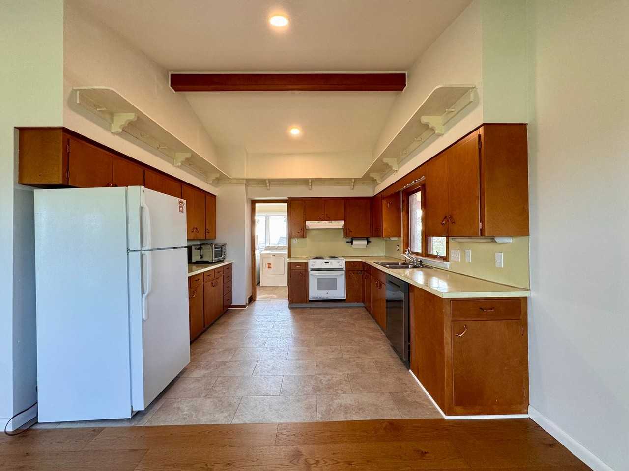 221 Grandview Dr - Photo 4 of 23