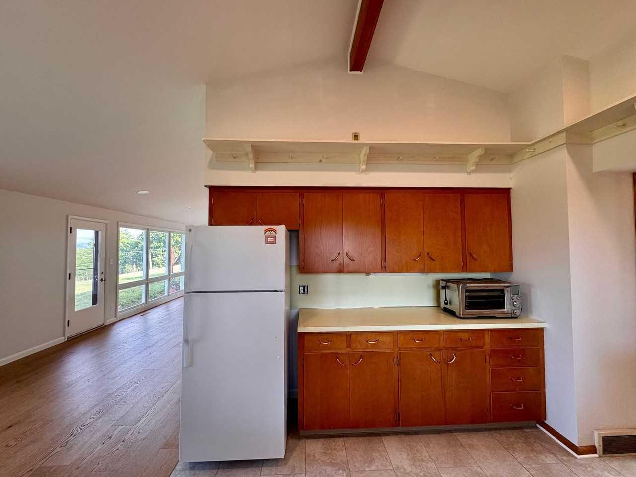 221 Grandview Dr - Photo 5 of 23