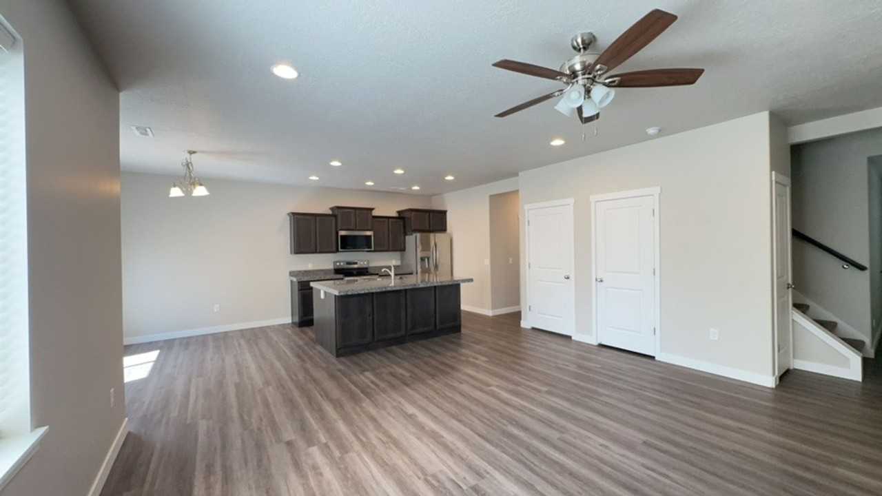 823 N Wellington Ct - Photo 3 of 20