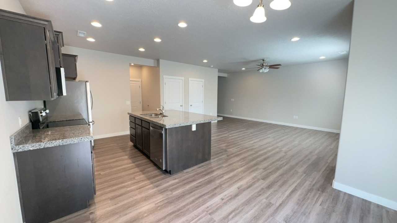 823 N Wellington Ct - Photo 4 of 20