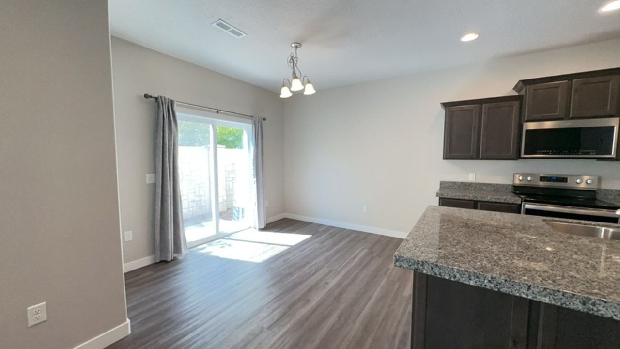823 N Wellington Ct - Photo 5 of 20