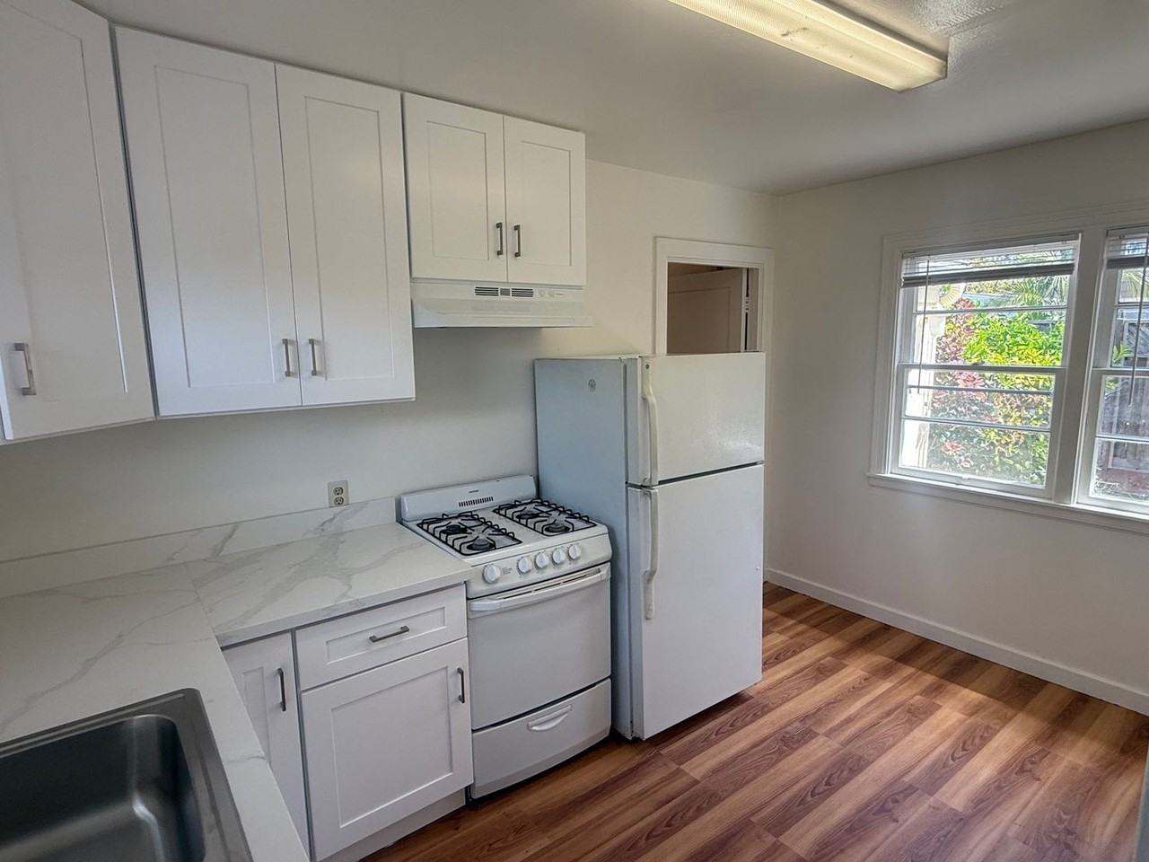 2565 Grant Ave - Photo 2 of 17