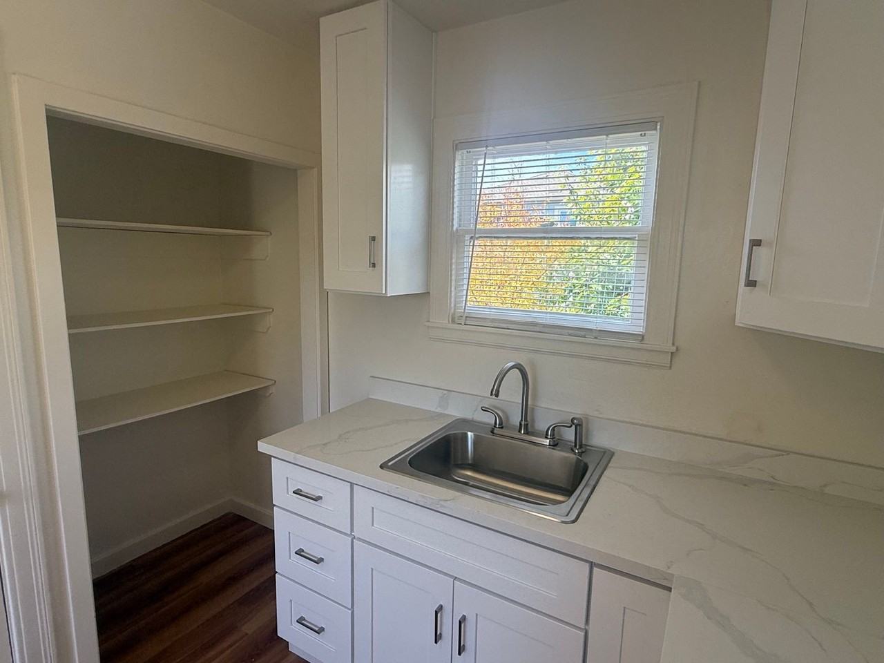 2565 Grant Ave - Photo 4 of 17