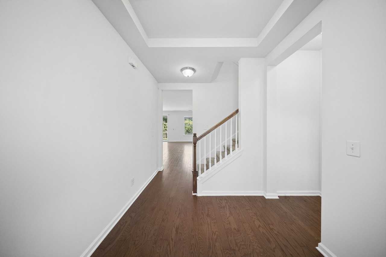 7 Kings Cross Ct - Photo 3 of 37