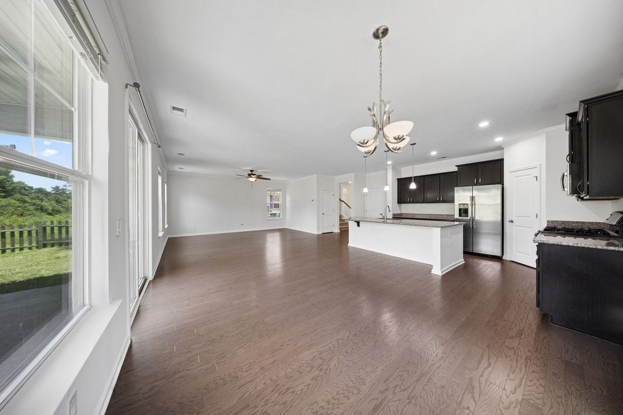7 Kings Cross Ct - Photo 6 of 37