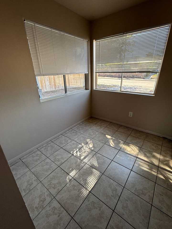 1315 Desert Eve Dr - Photo 2 of 10