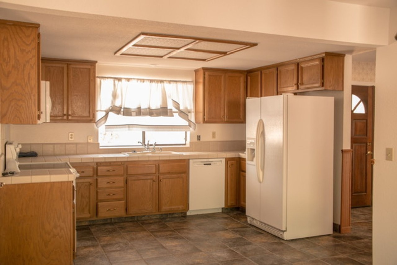 16320 Loretta Ln - Photo 4 of 19