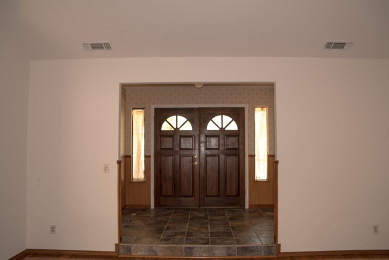 16320 Loretta Ln - Photo 5 of 19