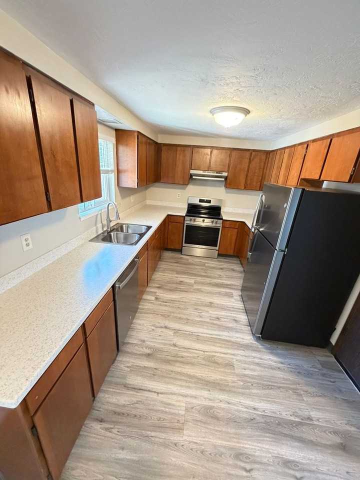 305 S 9th St - Photo 2 of 30
