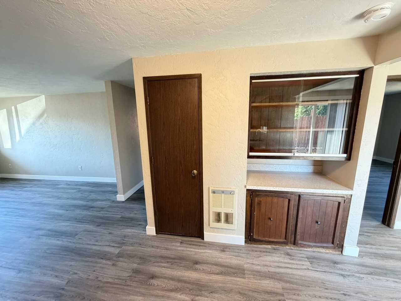 305 S 9th St - Photo 4 of 30