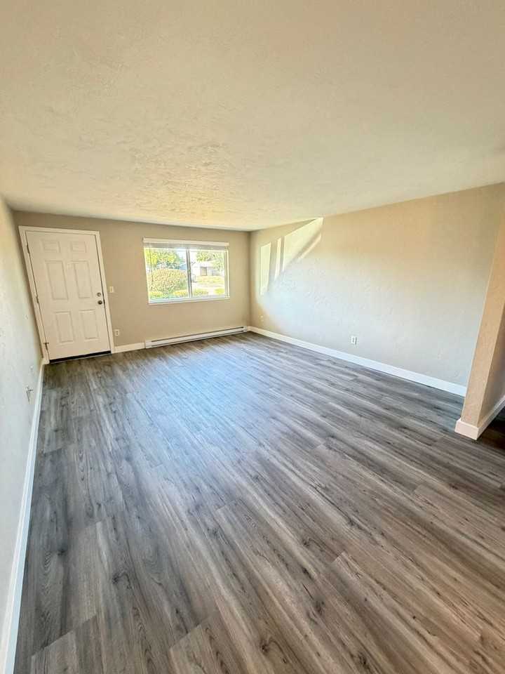 305 S 9th St - Photo 6 of 30