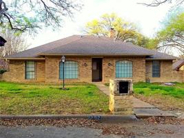 featured image of 2202 Greenbriar Ct