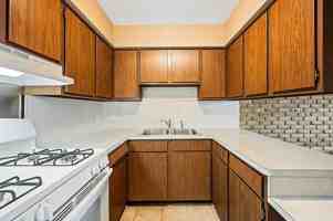featured image of 521 W 11th St