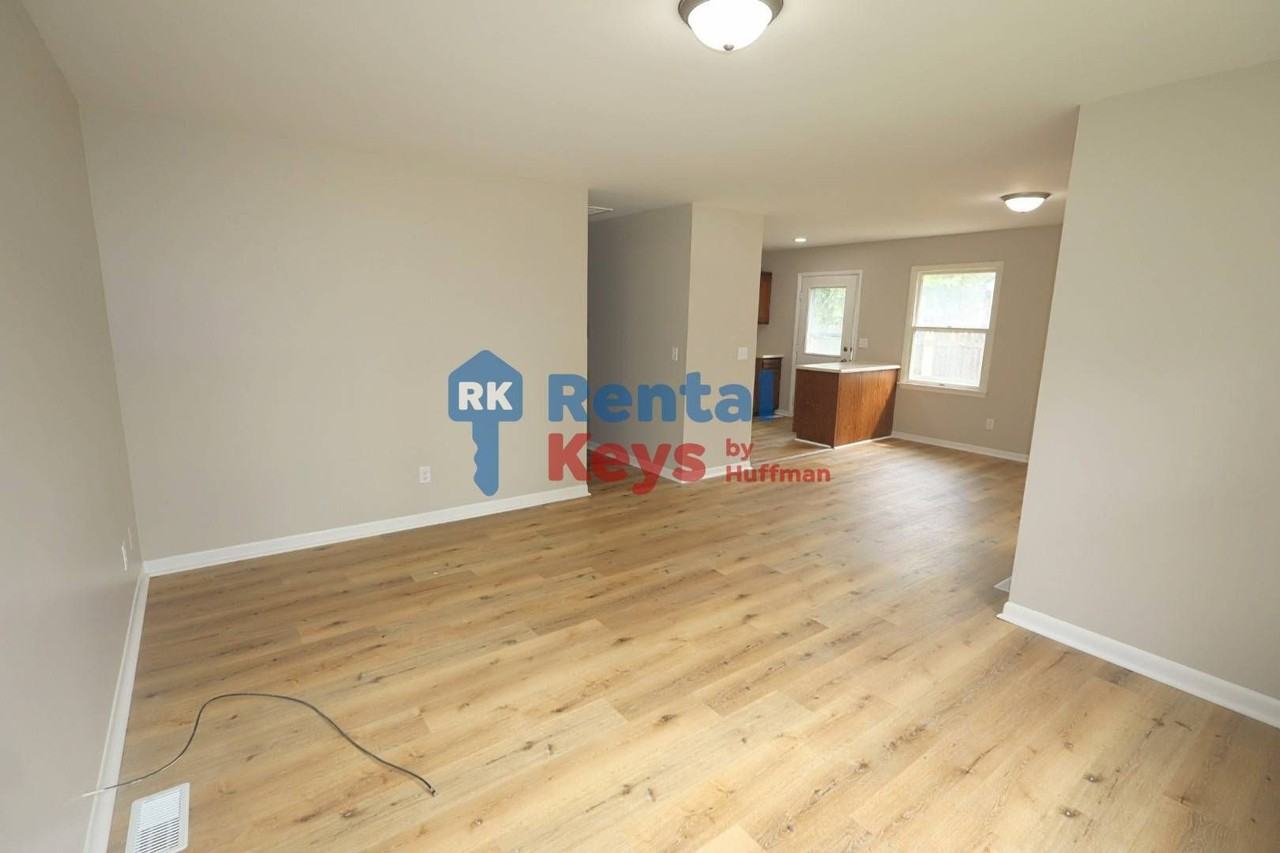2122 Ravenswood Dr - Photo 3 of 21