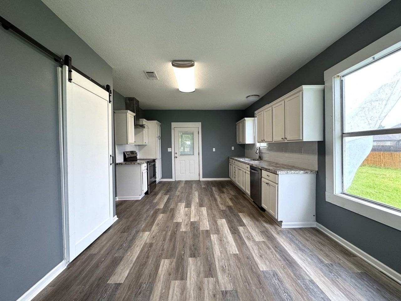 1033 Park Rd - Photo 6 of 17