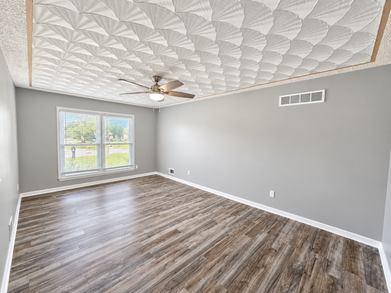 5501 Landcross Dr - Photo 3 of 19