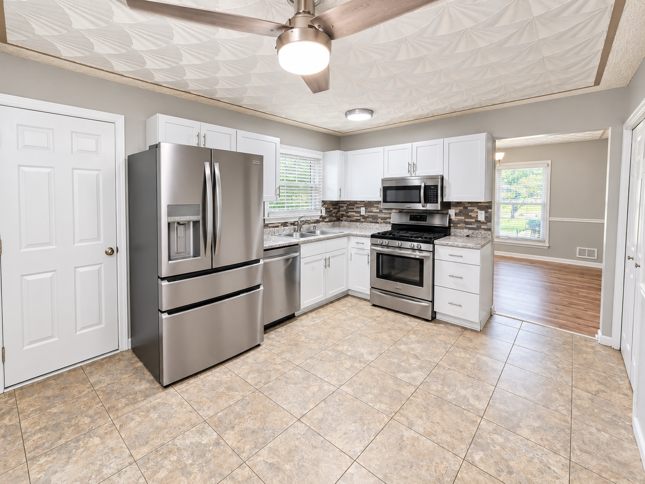 5501 Landcross Dr - Photo 5 of 19