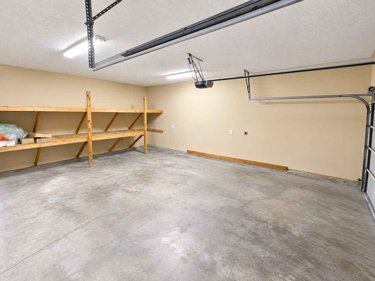 5501 Landcross Dr - Photo 6 of 19