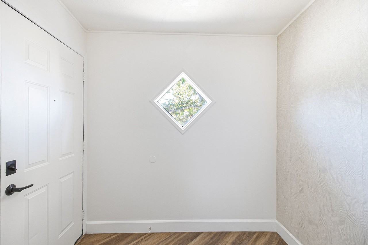 425 Vandalia St - Photo 4 of 15