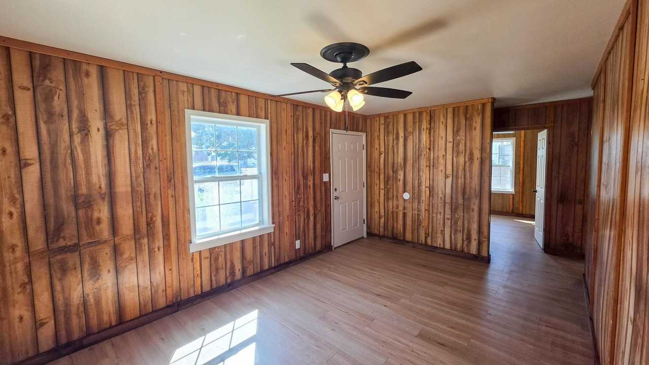 903 N Virginia St - Photo 2 of 10