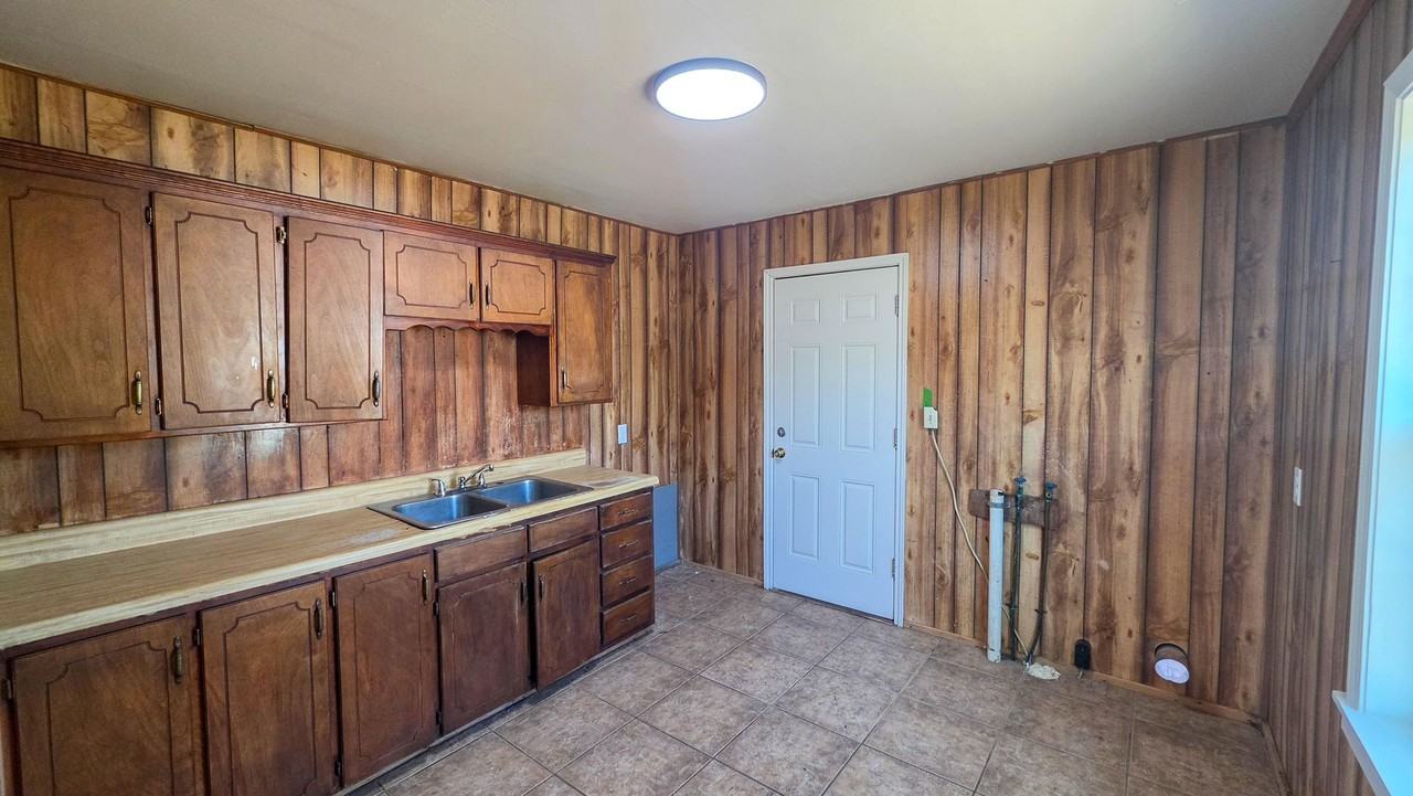903 N Virginia St - Photo 3 of 10