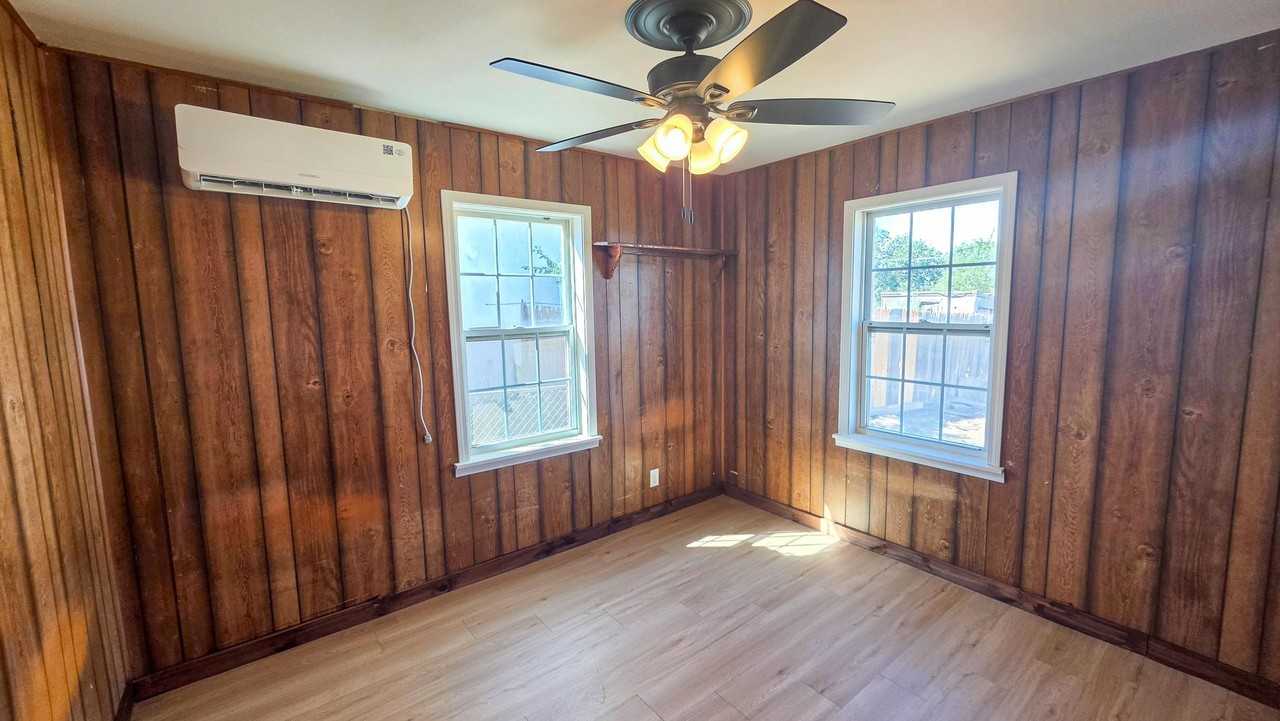 903 N Virginia St - Photo 7 of 10