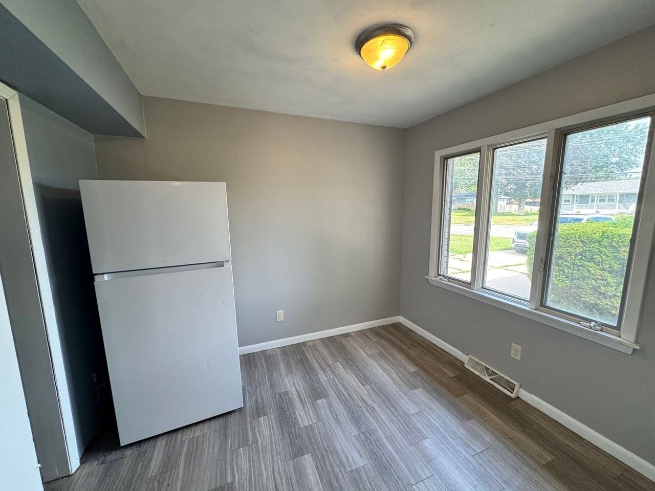 1359 W 53rd St - Photo 7 of 13