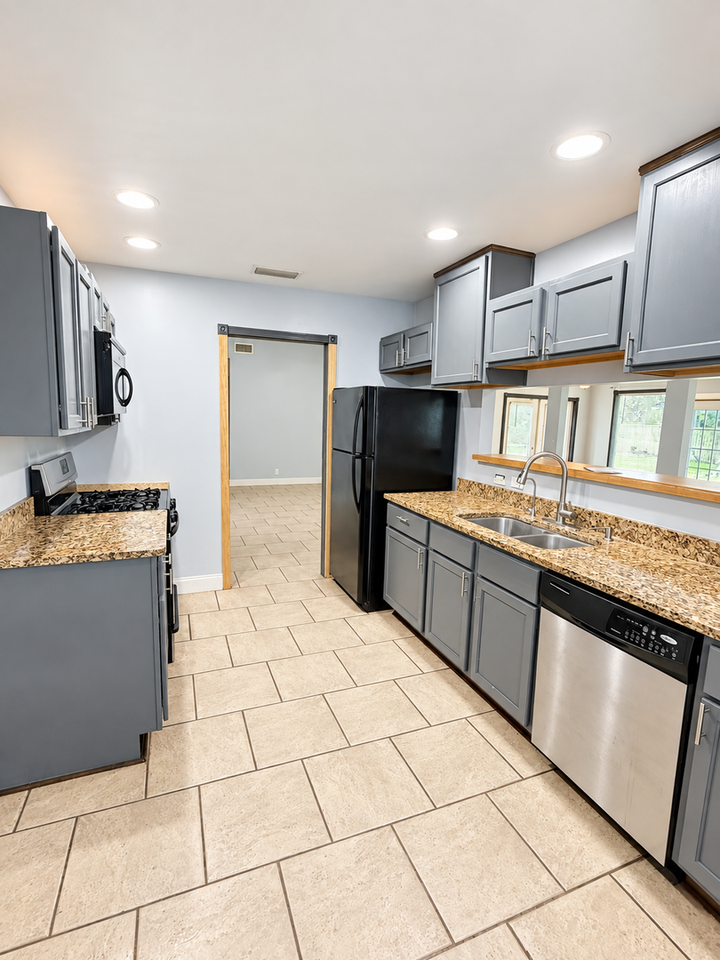 204 Sunnyside Dr - Photo 4 of 17