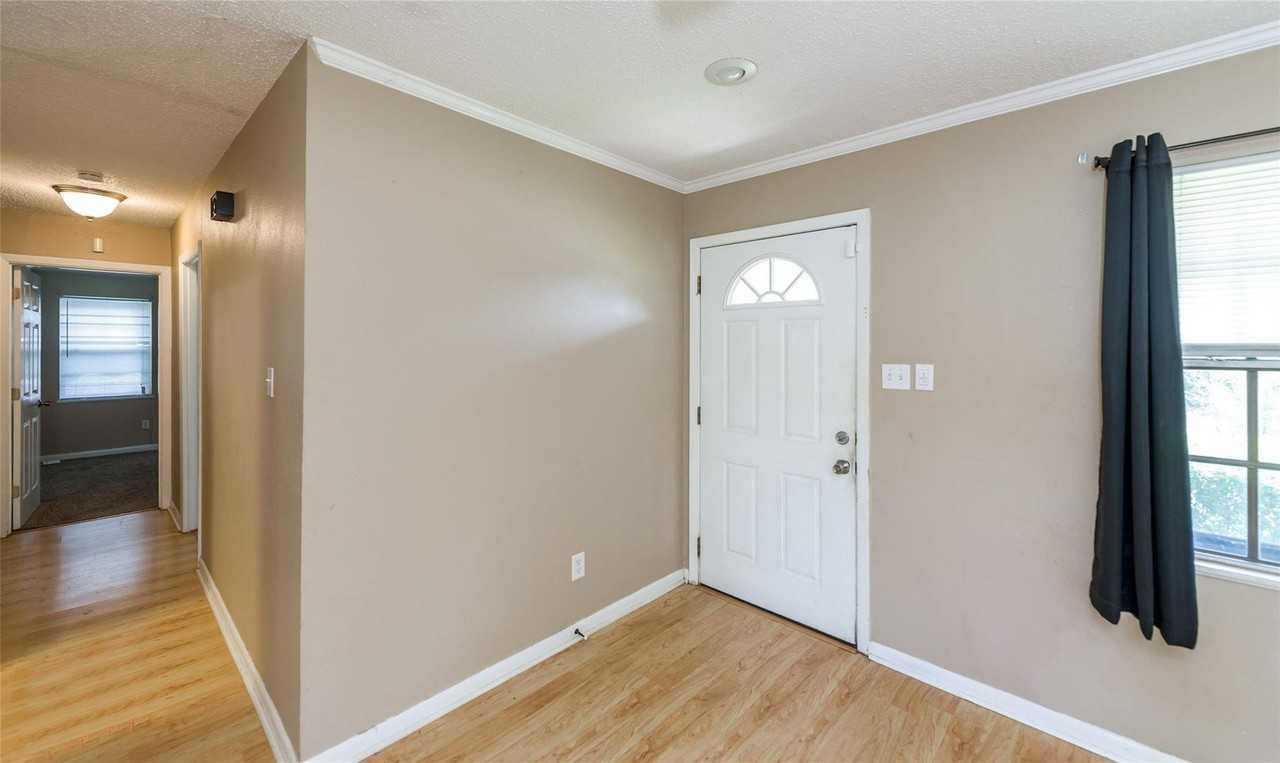 3217 Thunderbird Ln - Photo 3 of 12