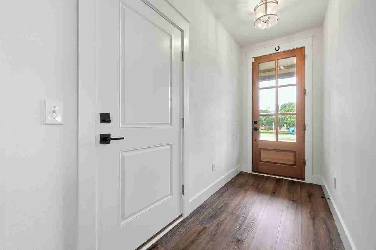 5855 Congress St - Photo 5 of 37