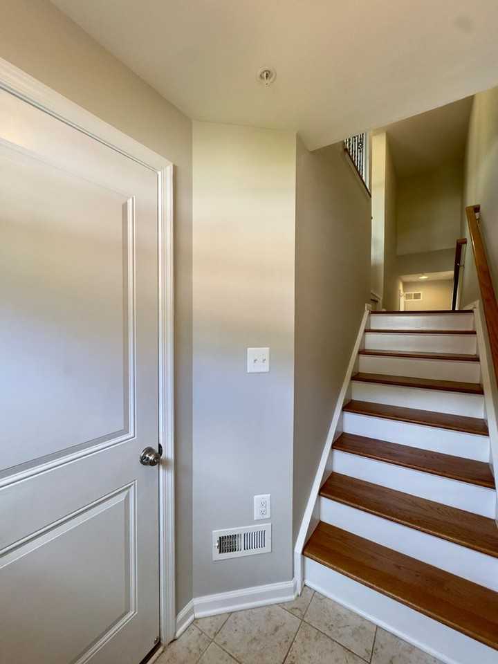 1302 Dickinson Ct - Photo 4 of 34