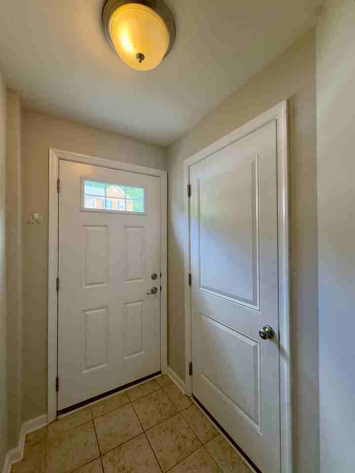 1302 Dickinson Ct - Photo 5 of 34