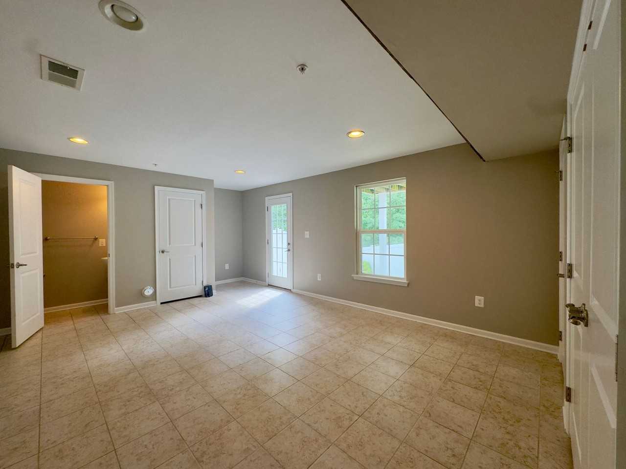 1302 Dickinson Ct - Photo 7 of 34
